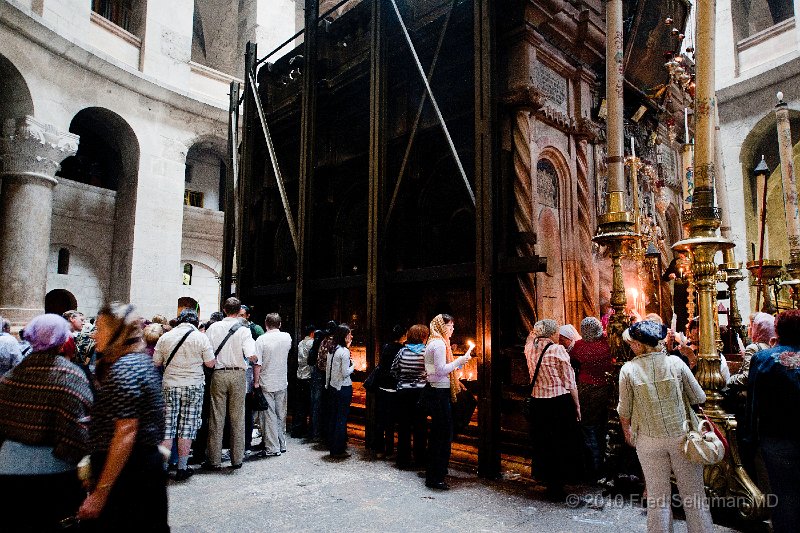 20100410_111623 D3.jpg - People queuing to enter the shrine containing Christ's Tomb in the church's rotunda which was rebuilt after the 1908 fire